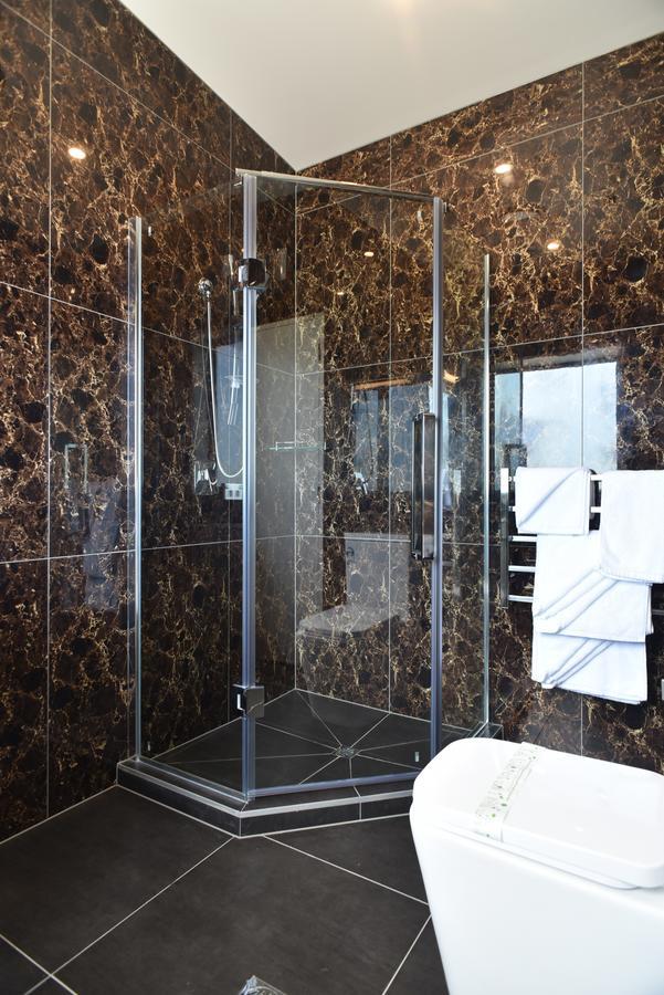 Bealey Plaza Motel Christchurch Exterior photo A shower cubicle