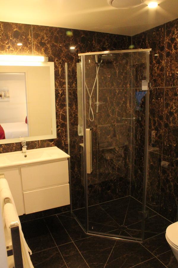 Bealey Plaza Motel Christchurch Exterior photo A shower enclosure