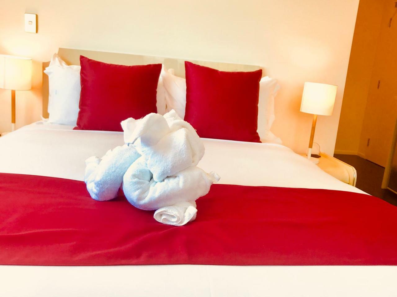 Bealey Plaza Motel Christchurch Exterior photo A bed with a red bed runner