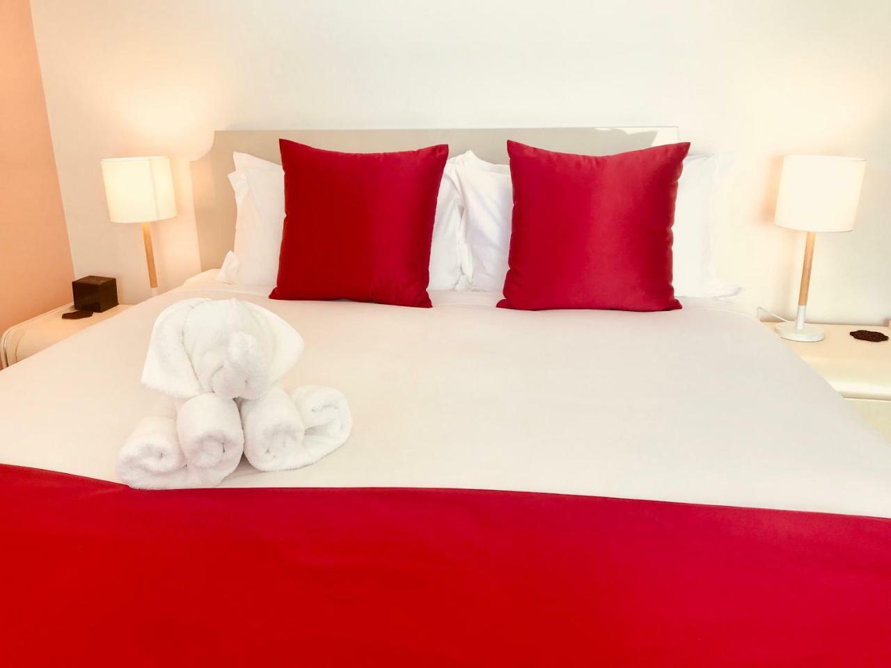 Bealey Plaza Motel Christchurch Exterior photo A bed with a red bed runner