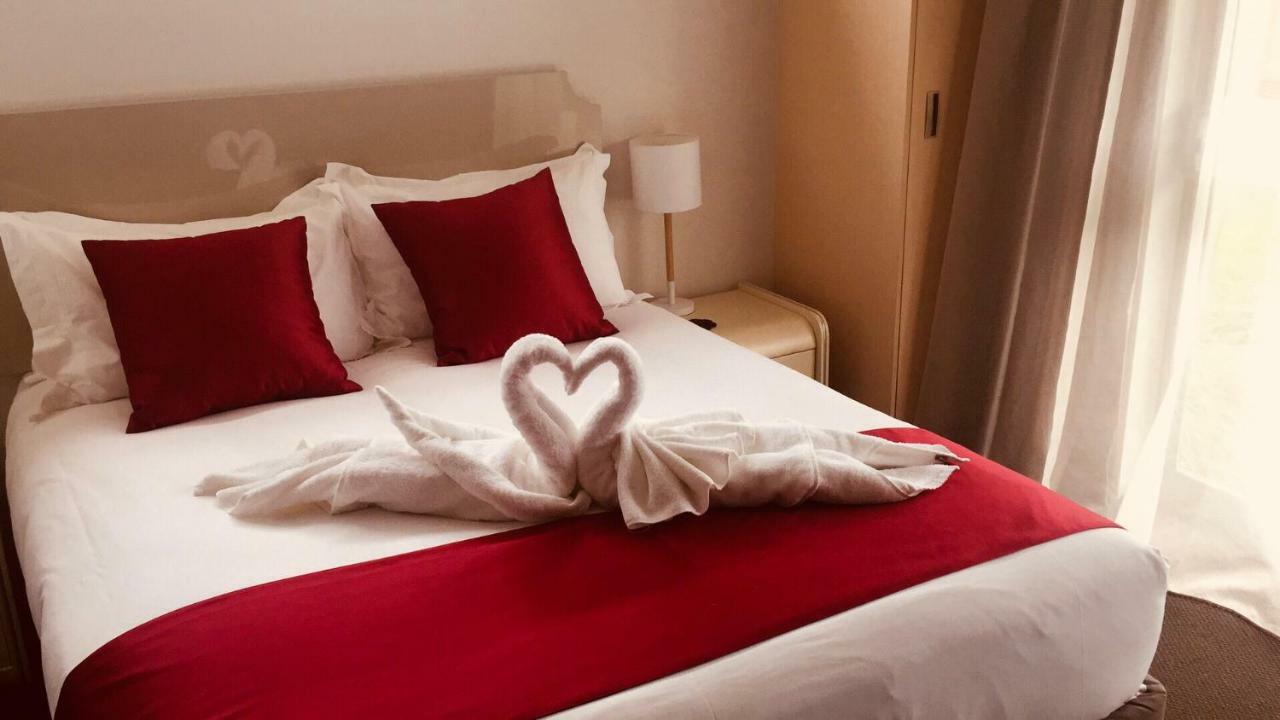 Bealey Plaza Motel Christchurch Exterior photo A bed with a heart-shaped towel