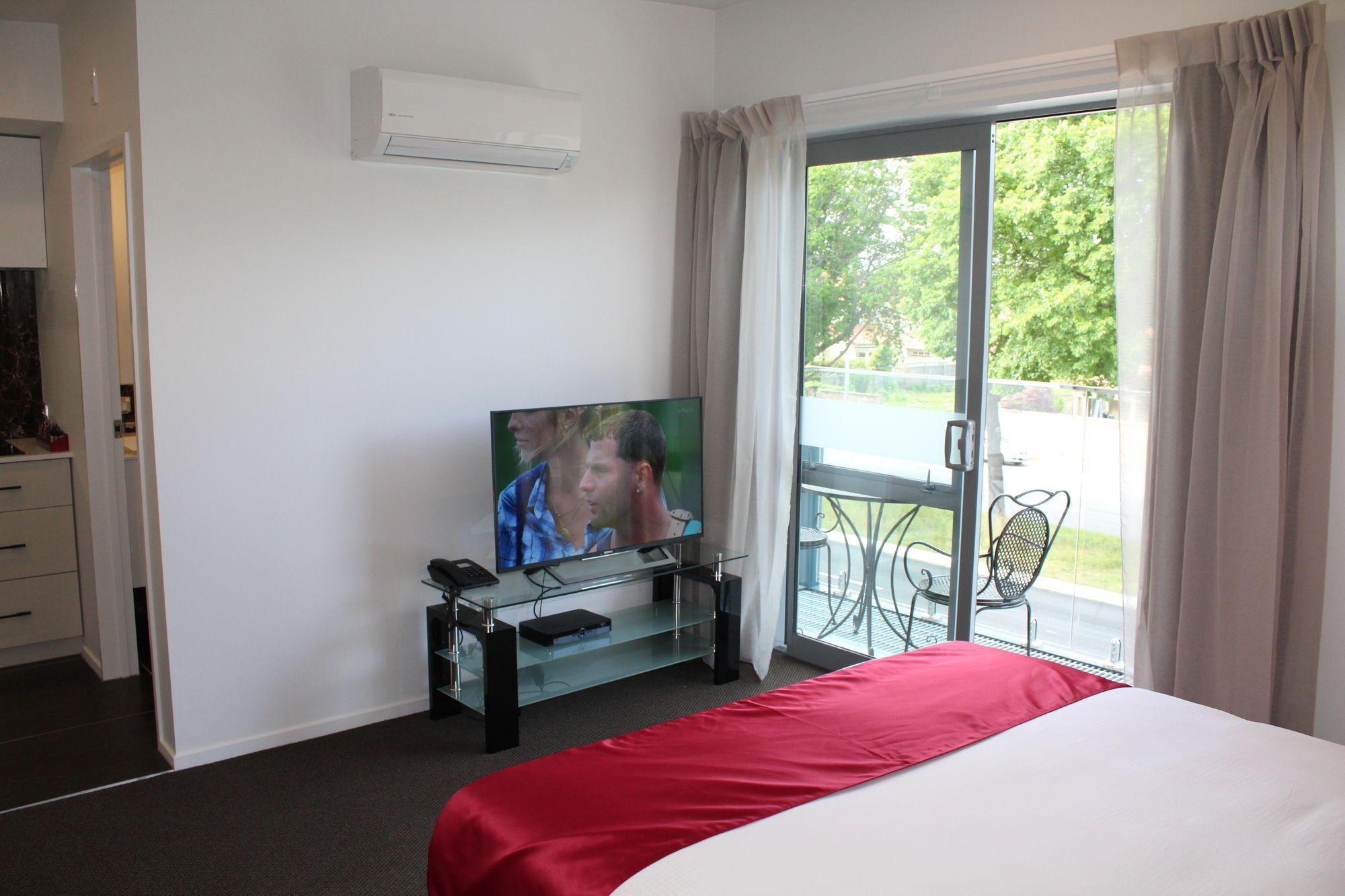 Bealey Plaza Motel Christchurch Exterior photo A television in a hotel room