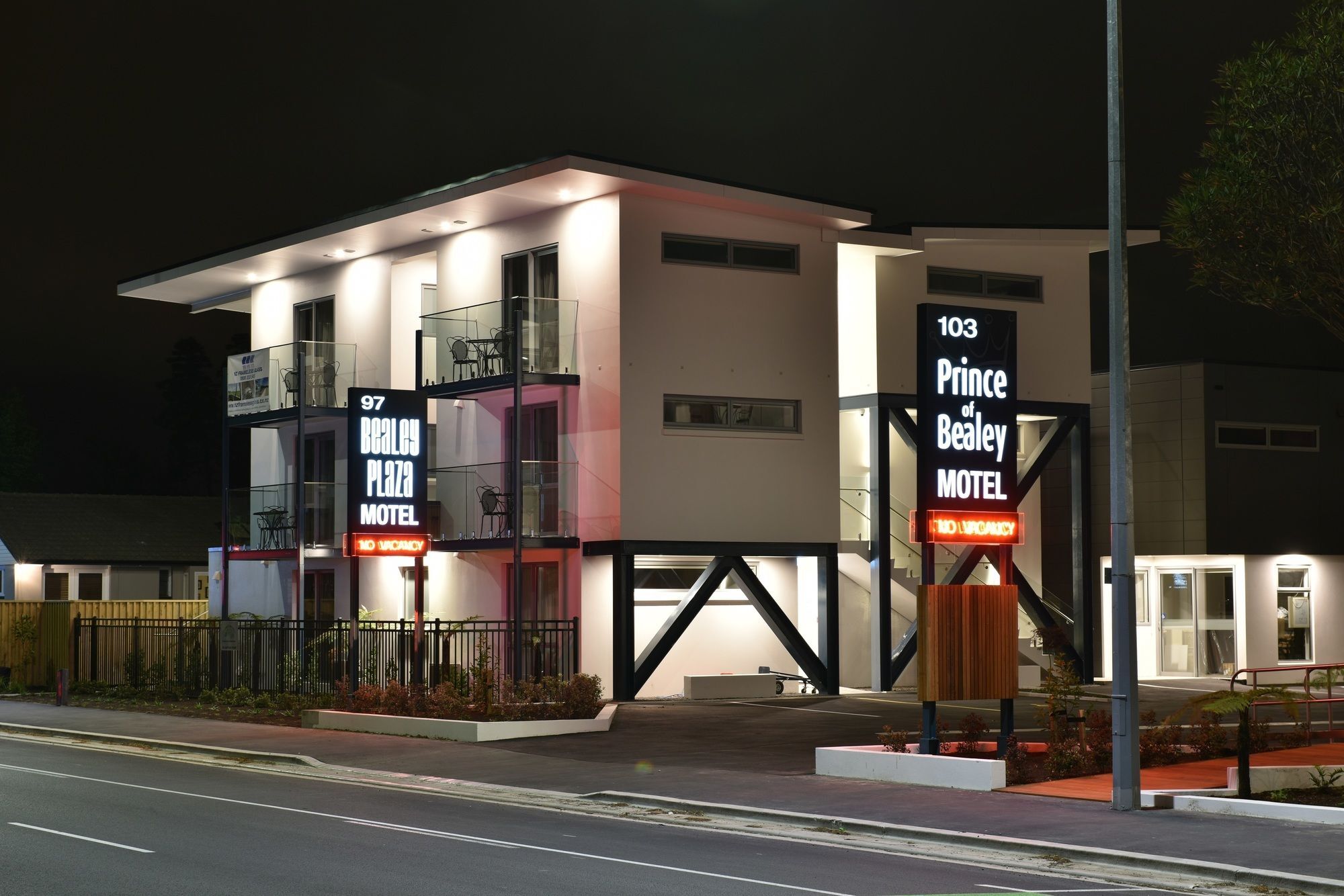 Bealey Plaza Motel Christchurch Exterior photo The motel at night