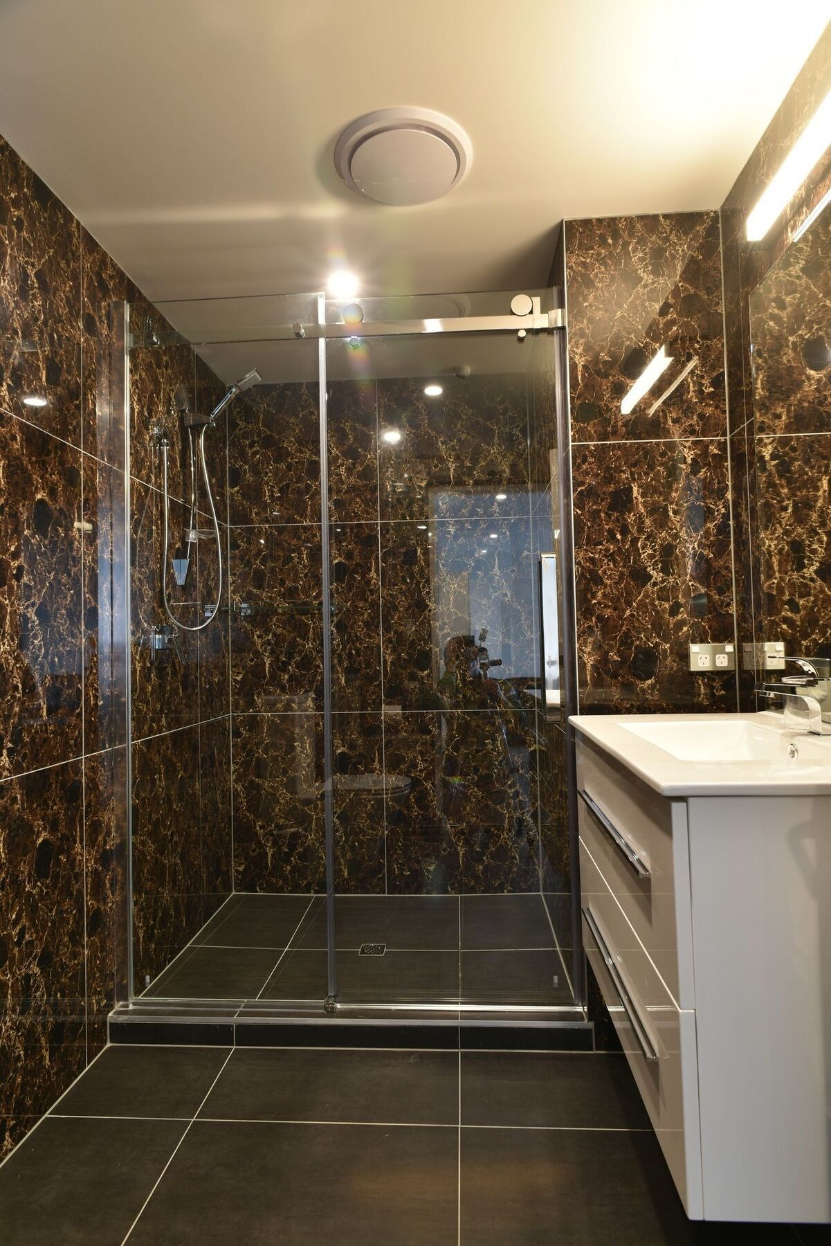 Bealey Plaza Motel Christchurch Exterior photo A shower enclosure