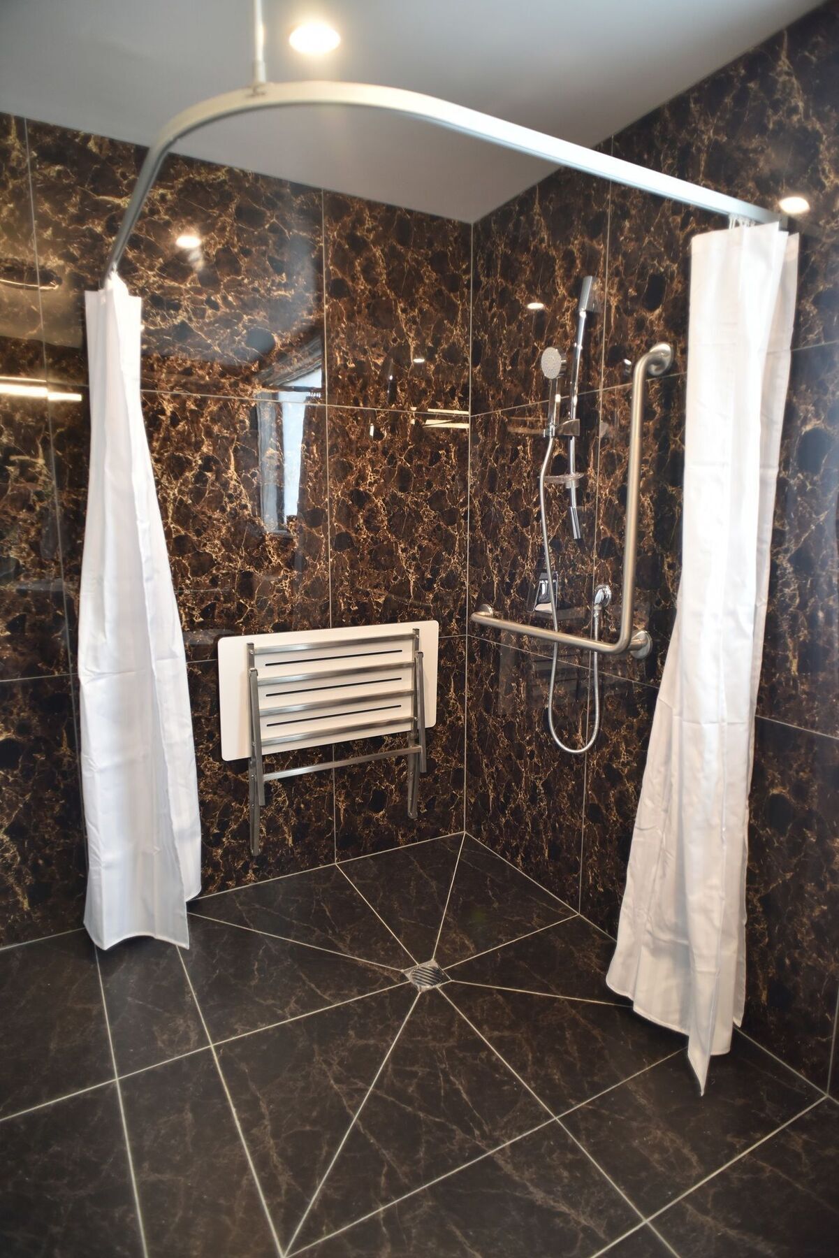 Bealey Plaza Motel Christchurch Exterior photo A shower seat