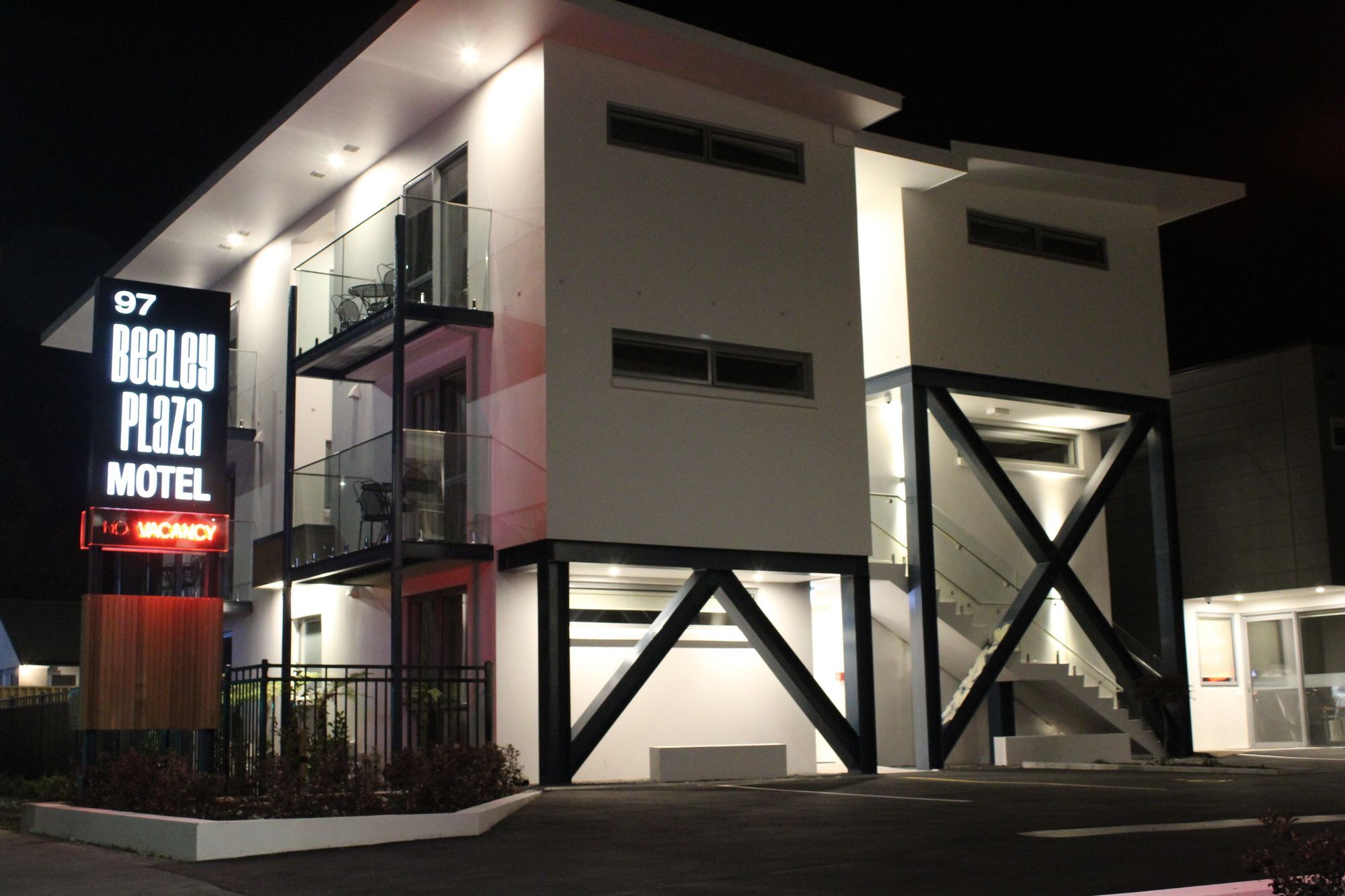Bealey Plaza Motel Christchurch Exterior photo The Beacon Plaza Motel at night