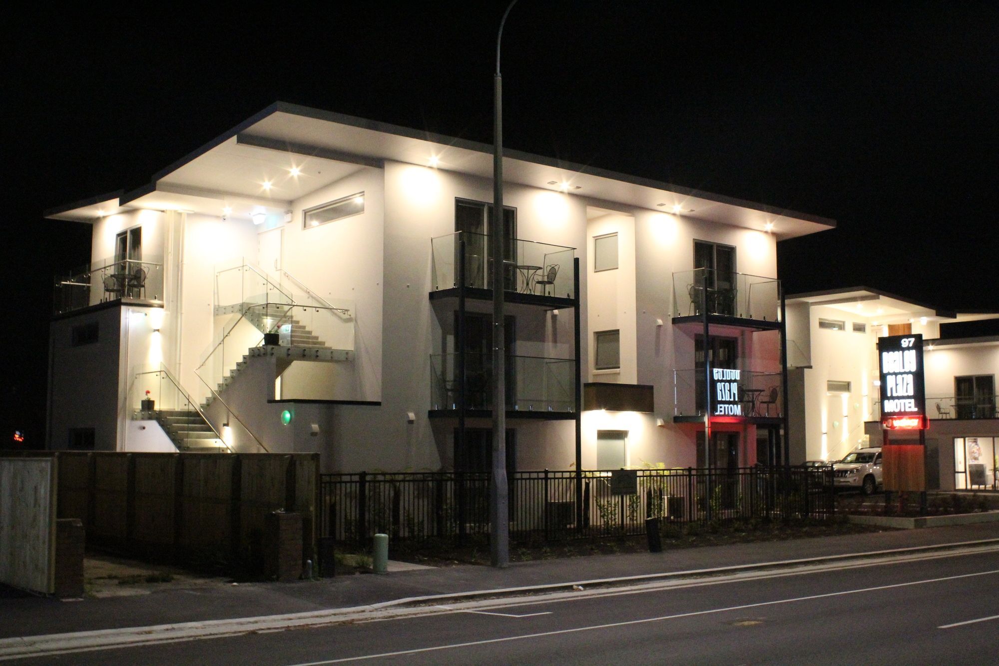 Bealey Plaza Motel Christchurch Exterior photo The station at night