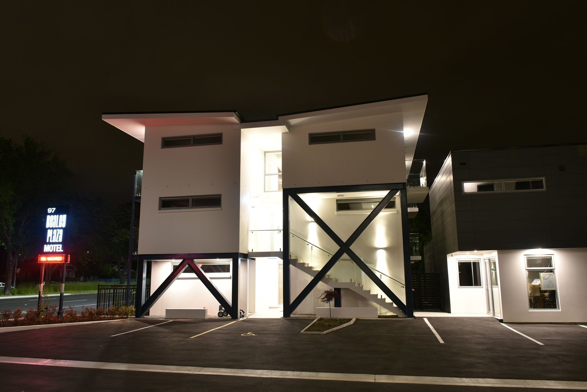 Bealey Plaza Motel Christchurch Exterior photo The hotel at night