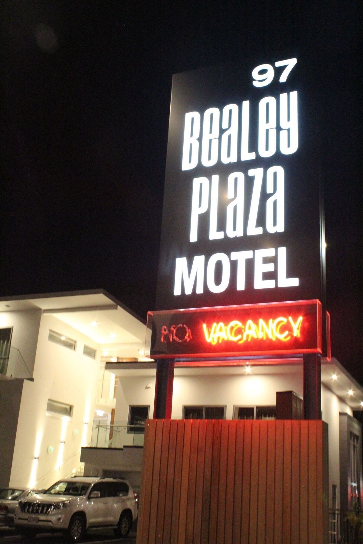 Bealey Plaza Motel Christchurch Exterior photo The sign at the front of the motel