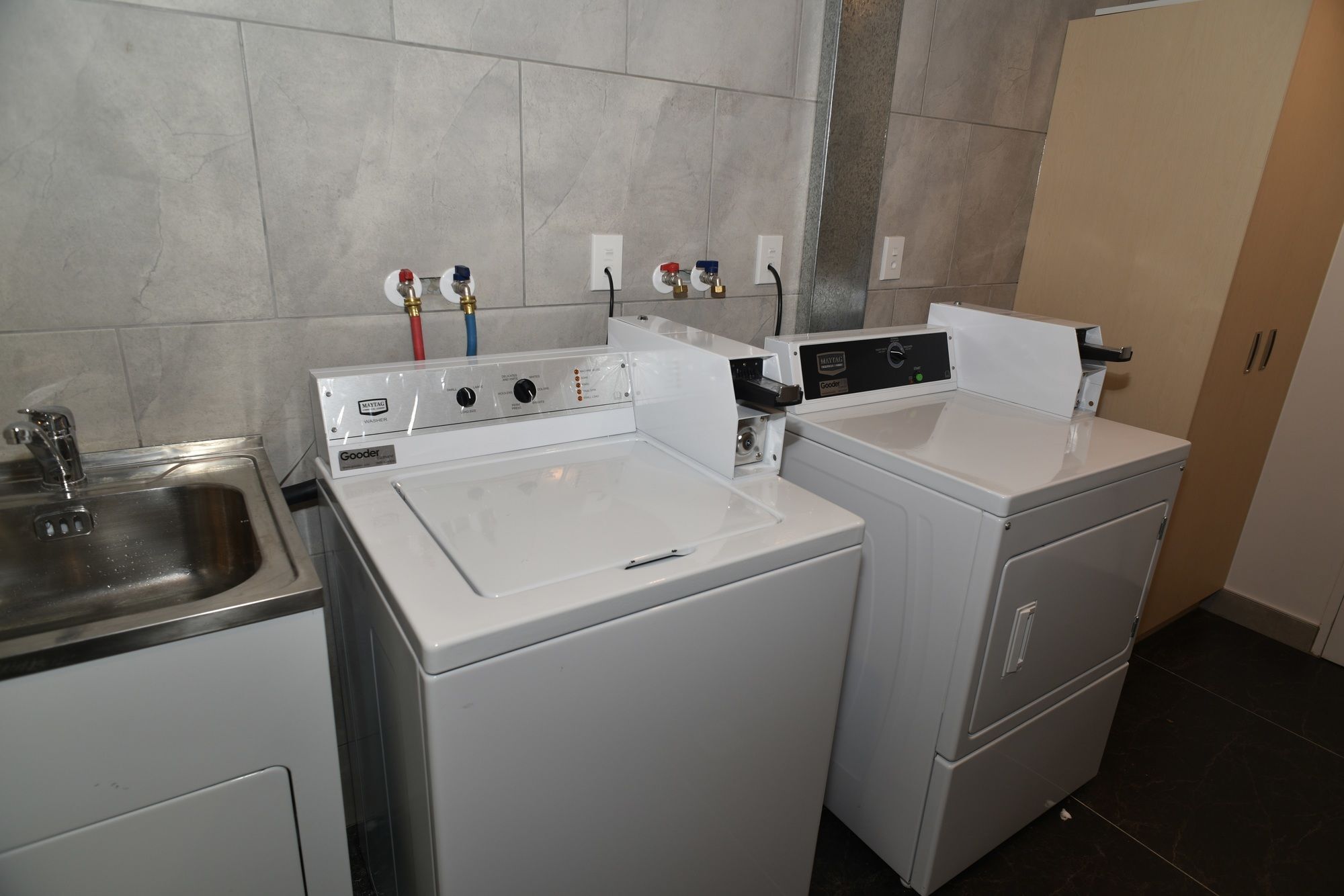 Bealey Plaza Motel Christchurch Exterior photo A washing machine and a dryer