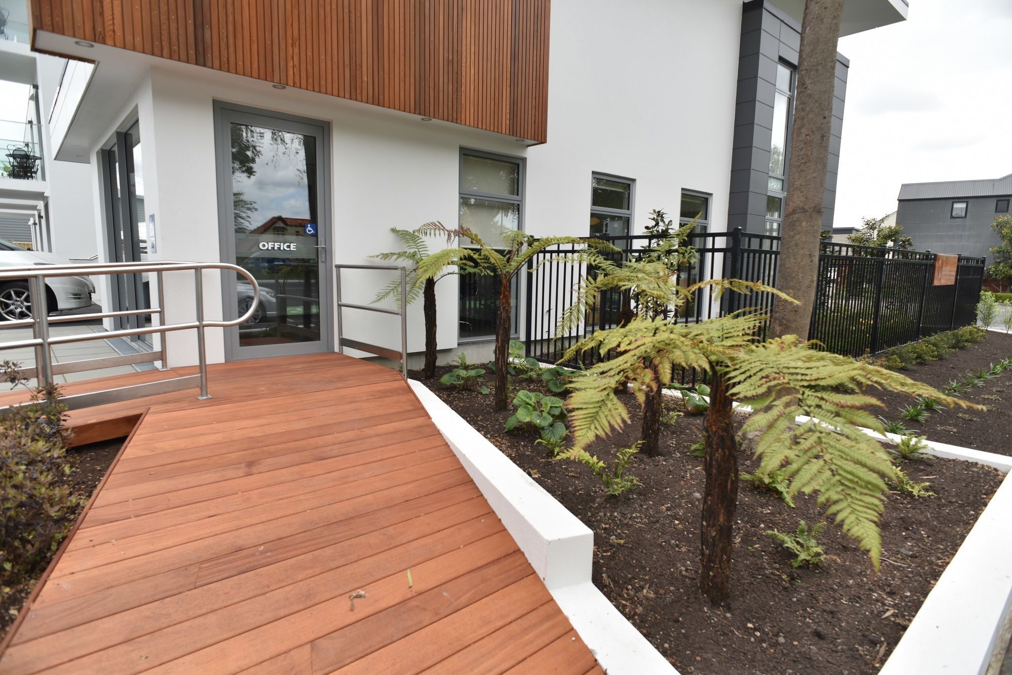 Bealey Plaza Motel Christchurch Exterior photo A house in Auckland, New Zealand, with a deck made of H3 treated radiata pine