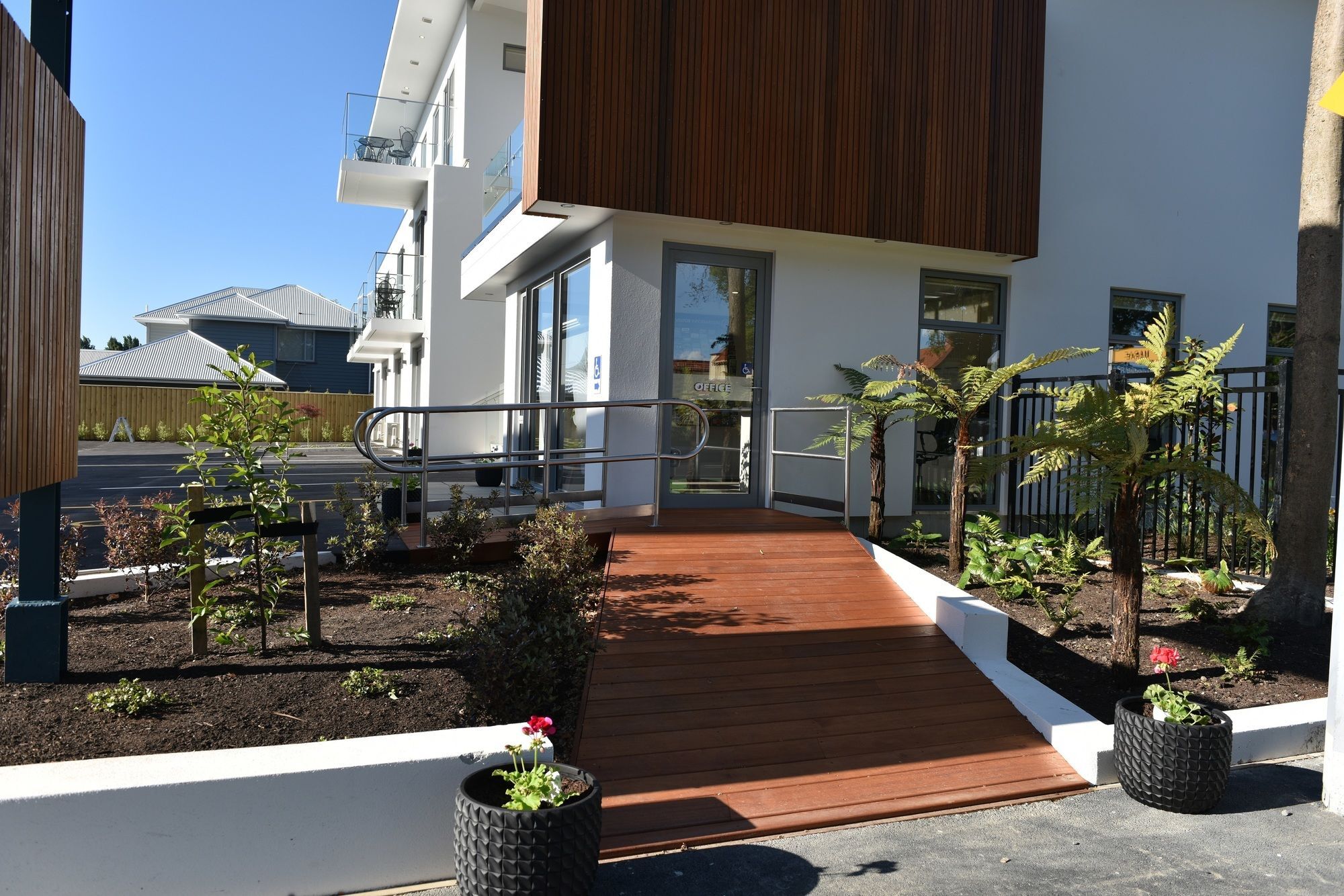 Bealey Plaza Motel Christchurch Exterior photo A modern house in the suburb of St Johns