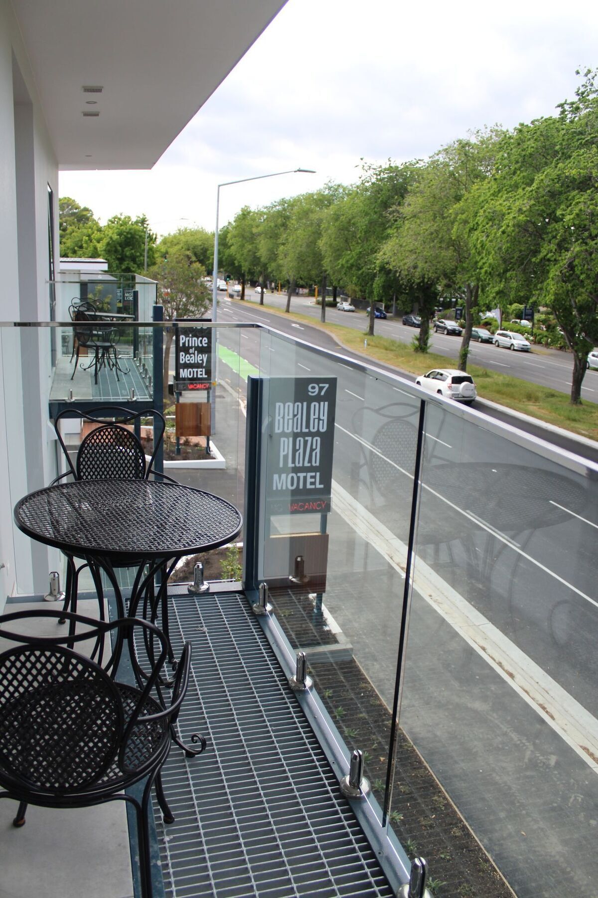 Bealey Plaza Motel Christchurch Exterior photo A balcony at a motel in New Zealand