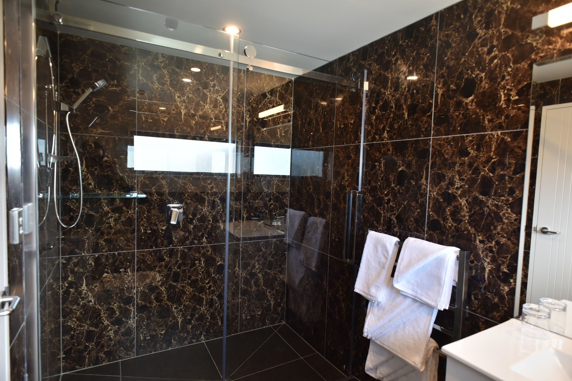Bealey Plaza Motel Christchurch Exterior photo A shower with a sliding door